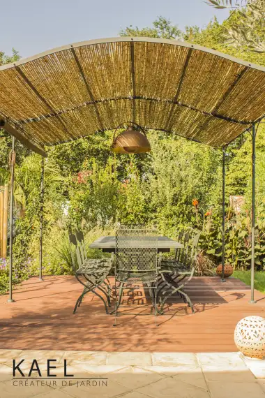 Un salon de jardin à l'abri d'une pergola - Côté Maison